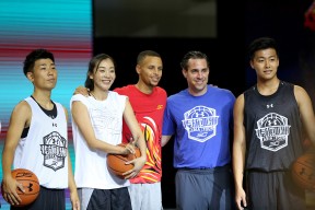 关于犹他爵士训练开放日；赛前外线爆发引欢呼；NBA季后赛在即；年轻球员得到机会的信息体育游戏